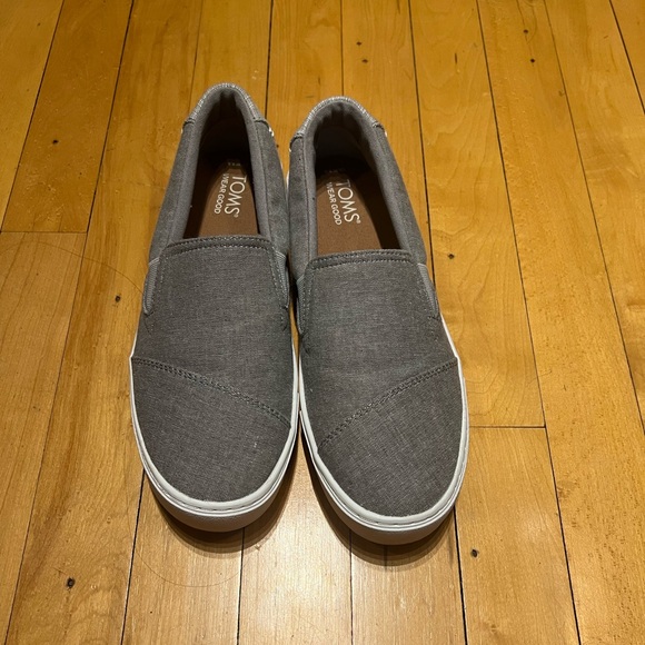 NWOT Tom’s Gray Canvas Loafer - Picture 3 of 4